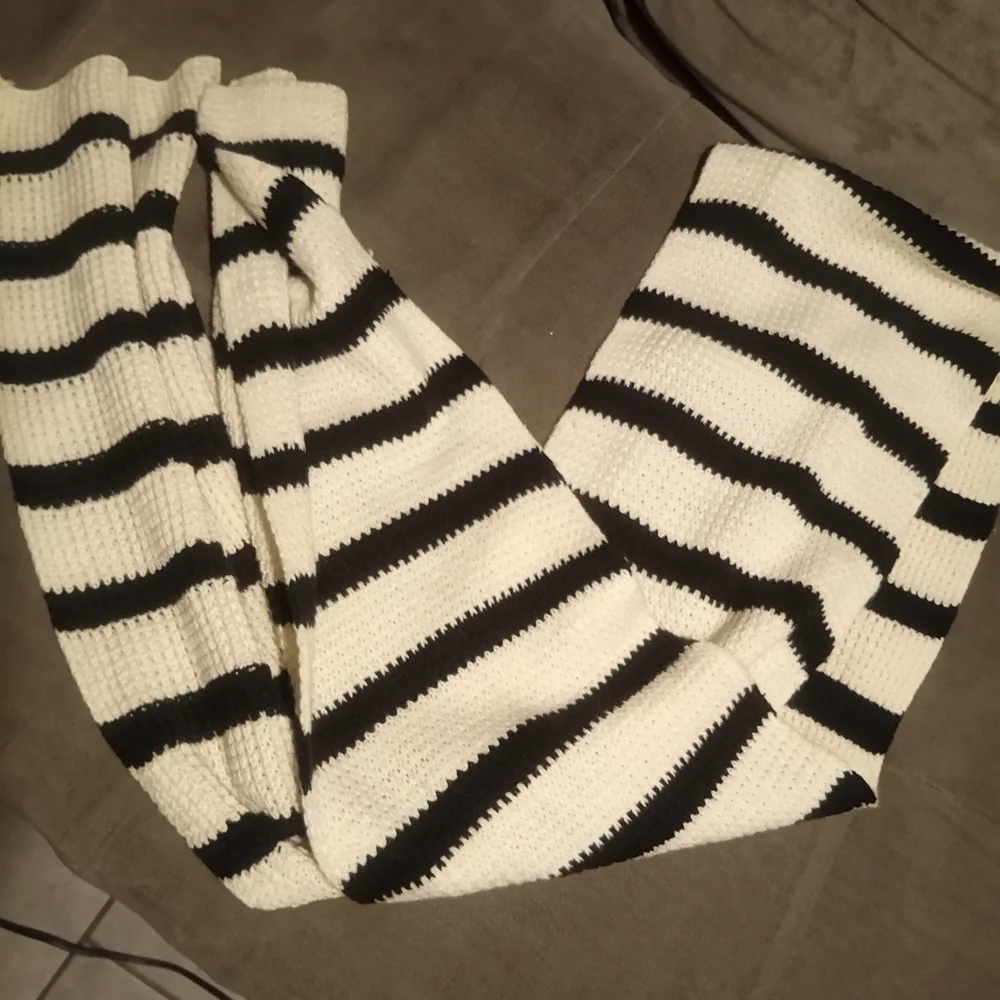 Classic GAP Black and Cream Striped Knit Scarfx